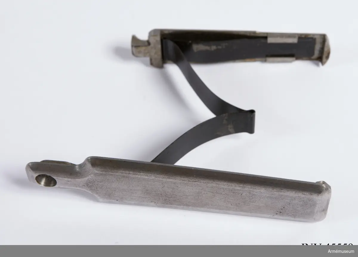 Försöksmodell med plats för 6 patroner i magasinet.

Enligt kinesiska gästers tolkning står på pipan "Arméns vapen- tillverknings verkstad i Hanyang"./1984-12-17 EW.

På baksidan av bilagan står antecknat med blyerts: "Uppfinnare: Liu Tsching En, generalmajor i Kinesiska armén,  Hanyang arsenal. Gevärsfaktori för tillverkning av 100 gevär om dagen med alla  tillhörande maskiner etc. tillverkades 1914-17 av Pratt &  Whitney Machine Co, Hartford, Conn. Ingeniör A.E. Larsson, Edeskvarna, Lyckåsgård. Geväret hopsatt av provdelar direkt från maskinerna." 

I kolven rengöringsverktyg.

Geväret isärplockat och ihopsatt 2018-01-12 på Armémuseum i studiesyfte.