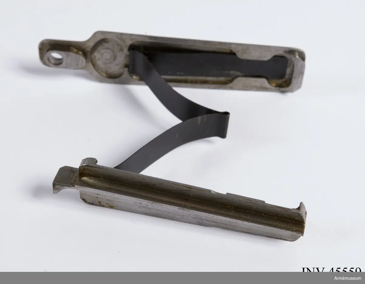 Försöksmodell med plats för 6 patroner i magasinet.

Enligt kinesiska gästers tolkning står på pipan "Arméns vapen- tillverknings verkstad i Hanyang"./1984-12-17 EW.

På baksidan av bilagan står antecknat med blyerts: "Uppfinnare: Liu Tsching En, generalmajor i Kinesiska armén,  Hanyang arsenal. Gevärsfaktori för tillverkning av 100 gevär om dagen med alla  tillhörande maskiner etc. tillverkades 1914-17 av Pratt &  Whitney Machine Co, Hartford, Conn. Ingeniör A.E. Larsson, Edeskvarna, Lyckåsgård. Geväret hopsatt av provdelar direkt från maskinerna." 

I kolven rengöringsverktyg.

Geväret isärplockat och ihopsatt 2018-01-12 på Armémuseum i studiesyfte.