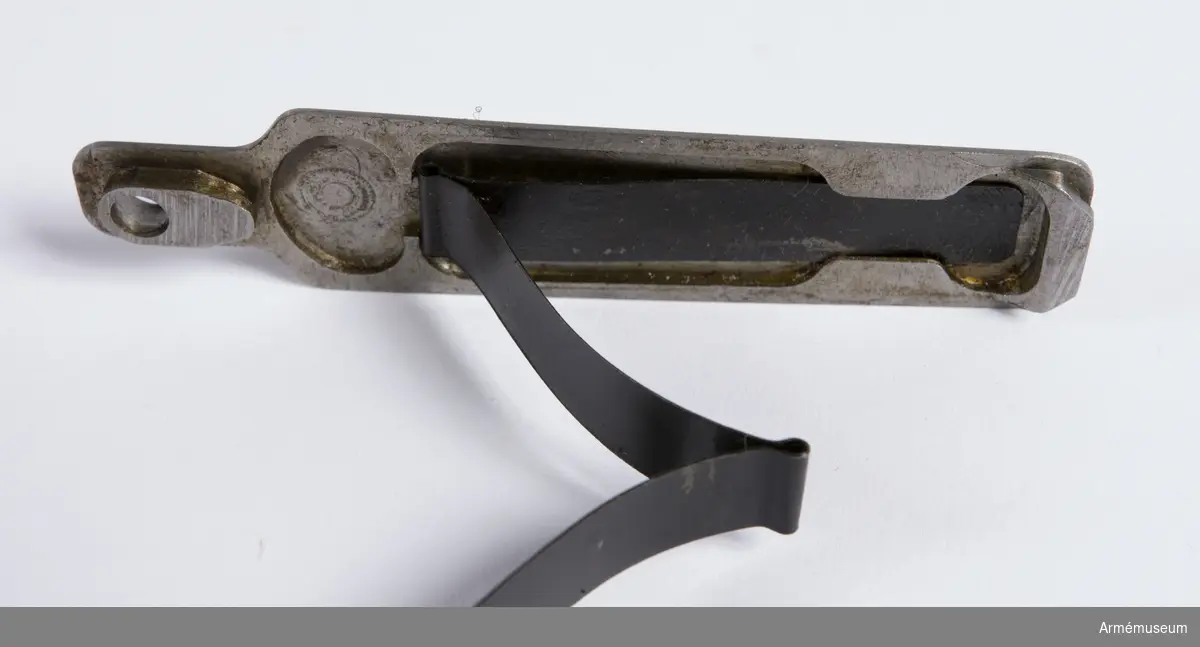 Försöksmodell med plats för 6 patroner i magasinet.

Enligt kinesiska gästers tolkning står på pipan "Arméns vapen- tillverknings verkstad i Hanyang"./1984-12-17 EW.

På baksidan av bilagan står antecknat med blyerts: "Uppfinnare: Liu Tsching En, generalmajor i Kinesiska armén,  Hanyang arsenal. Gevärsfaktori för tillverkning av 100 gevär om dagen med alla  tillhörande maskiner etc. tillverkades 1914-17 av Pratt &  Whitney Machine Co, Hartford, Conn. Ingeniör A.E. Larsson, Edeskvarna, Lyckåsgård. Geväret hopsatt av provdelar direkt från maskinerna." 

I kolven rengöringsverktyg.

Geväret isärplockat och ihopsatt 2018-01-12 på Armémuseum i studiesyfte.