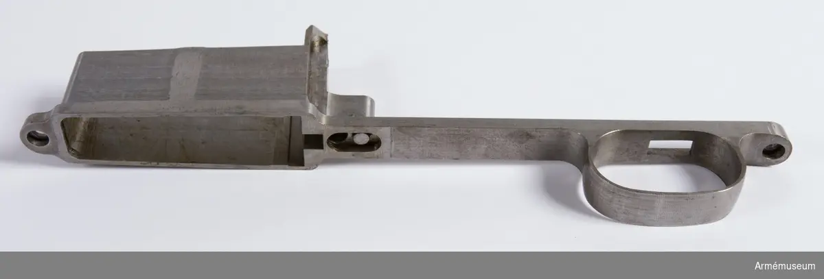 Försöksmodell med plats för 6 patroner i magasinet.

Enligt kinesiska gästers tolkning står på pipan "Arméns vapen- tillverknings verkstad i Hanyang"./1984-12-17 EW.

På baksidan av bilagan står antecknat med blyerts: "Uppfinnare: Liu Tsching En, generalmajor i Kinesiska armén,  Hanyang arsenal. Gevärsfaktori för tillverkning av 100 gevär om dagen med alla  tillhörande maskiner etc. tillverkades 1914-17 av Pratt &  Whitney Machine Co, Hartford, Conn. Ingeniör A.E. Larsson, Edeskvarna, Lyckåsgård. Geväret hopsatt av provdelar direkt från maskinerna." 

I kolven rengöringsverktyg.

Geväret isärplockat och ihopsatt 2018-01-12 på Armémuseum i studiesyfte.