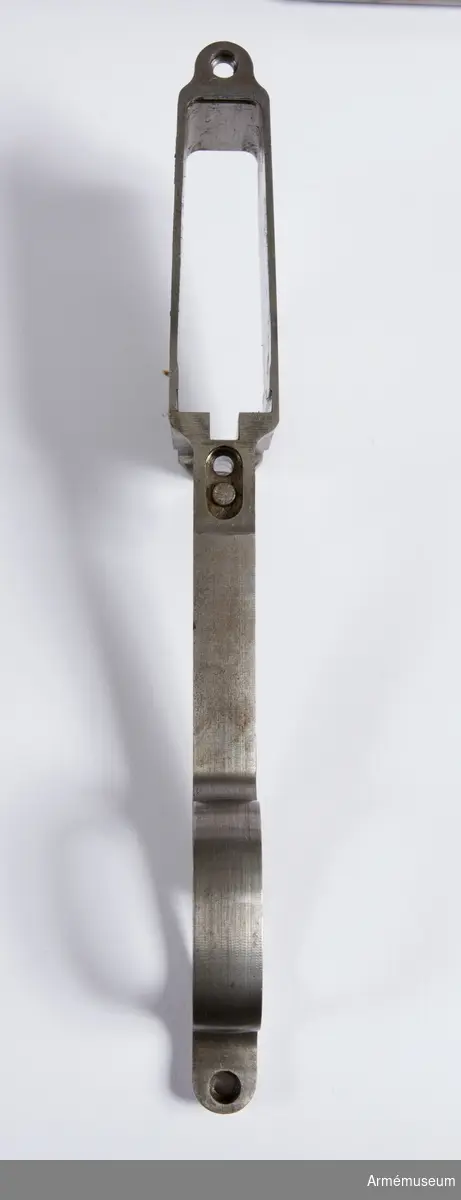 Försöksmodell med plats för 6 patroner i magasinet.

Enligt kinesiska gästers tolkning står på pipan "Arméns vapen- tillverknings verkstad i Hanyang"./1984-12-17 EW.

På baksidan av bilagan står antecknat med blyerts: "Uppfinnare: Liu Tsching En, generalmajor i Kinesiska armén,  Hanyang arsenal. Gevärsfaktori för tillverkning av 100 gevär om dagen med alla  tillhörande maskiner etc. tillverkades 1914-17 av Pratt &  Whitney Machine Co, Hartford, Conn. Ingeniör A.E. Larsson, Edeskvarna, Lyckåsgård. Geväret hopsatt av provdelar direkt från maskinerna." 

I kolven rengöringsverktyg.

Geväret isärplockat och ihopsatt 2018-01-12 på Armémuseum i studiesyfte.