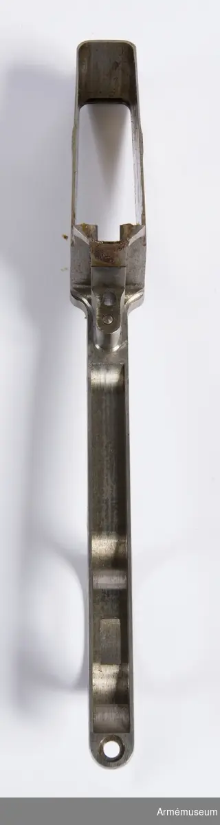 Försöksmodell med plats för 6 patroner i magasinet.

Enligt kinesiska gästers tolkning står på pipan "Arméns vapen- tillverknings verkstad i Hanyang"./1984-12-17 EW.

På baksidan av bilagan står antecknat med blyerts: "Uppfinnare: Liu Tsching En, generalmajor i Kinesiska armén,  Hanyang arsenal. Gevärsfaktori för tillverkning av 100 gevär om dagen med alla  tillhörande maskiner etc. tillverkades 1914-17 av Pratt &  Whitney Machine Co, Hartford, Conn. Ingeniör A.E. Larsson, Edeskvarna, Lyckåsgård. Geväret hopsatt av provdelar direkt från maskinerna." 

I kolven rengöringsverktyg.

Geväret isärplockat och ihopsatt 2018-01-12 på Armémuseum i studiesyfte.