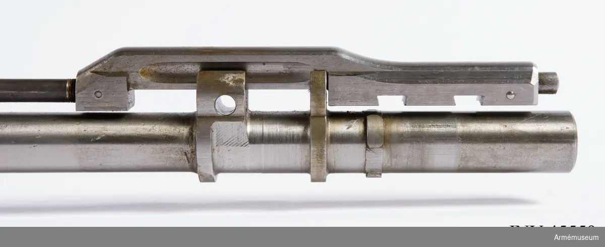 Försöksmodell med plats för 6 patroner i magasinet.

Enligt kinesiska gästers tolkning står på pipan "Arméns vapen- tillverknings verkstad i Hanyang"./1984-12-17 EW.

På baksidan av bilagan står antecknat med blyerts: "Uppfinnare: Liu Tsching En, generalmajor i Kinesiska armén,  Hanyang arsenal. Gevärsfaktori för tillverkning av 100 gevär om dagen med alla  tillhörande maskiner etc. tillverkades 1914-17 av Pratt &  Whitney Machine Co, Hartford, Conn. Ingeniör A.E. Larsson, Edeskvarna, Lyckåsgård. Geväret hopsatt av provdelar direkt från maskinerna." 

I kolven rengöringsverktyg.

Geväret isärplockat och ihopsatt 2018-01-12 på Armémuseum i studiesyfte.