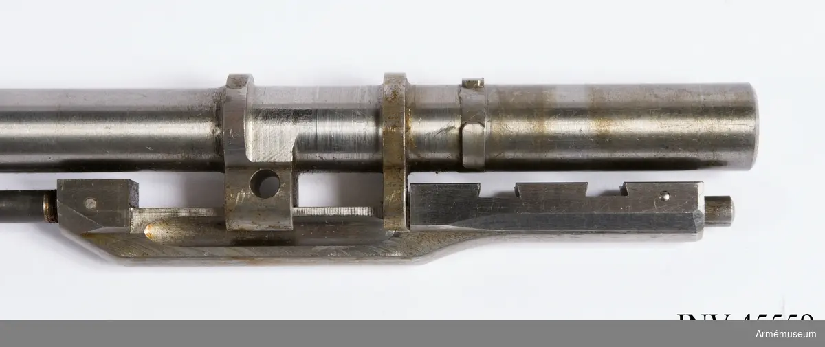 Försöksmodell med plats för 6 patroner i magasinet.

Enligt kinesiska gästers tolkning står på pipan "Arméns vapen- tillverknings verkstad i Hanyang"./1984-12-17 EW.

På baksidan av bilagan står antecknat med blyerts: "Uppfinnare: Liu Tsching En, generalmajor i Kinesiska armén,  Hanyang arsenal. Gevärsfaktori för tillverkning av 100 gevär om dagen med alla  tillhörande maskiner etc. tillverkades 1914-17 av Pratt &  Whitney Machine Co, Hartford, Conn. Ingeniör A.E. Larsson, Edeskvarna, Lyckåsgård. Geväret hopsatt av provdelar direkt från maskinerna." 

I kolven rengöringsverktyg.

Geväret isärplockat och ihopsatt 2018-01-12 på Armémuseum i studiesyfte.