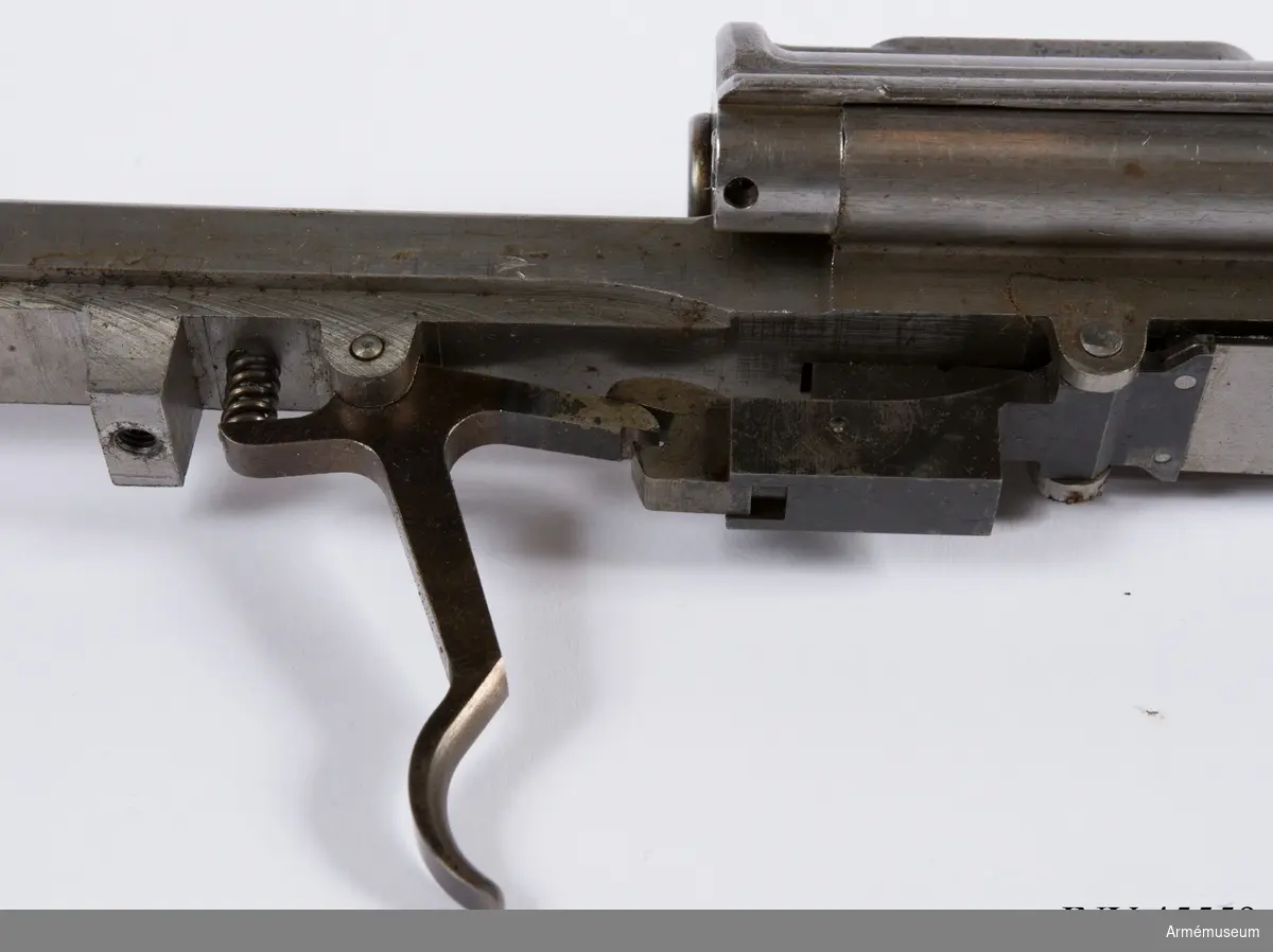 Försöksmodell med plats för 6 patroner i magasinet.

Enligt kinesiska gästers tolkning står på pipan "Arméns vapen- tillverknings verkstad i Hanyang"./1984-12-17 EW.

På baksidan av bilagan står antecknat med blyerts: "Uppfinnare: Liu Tsching En, generalmajor i Kinesiska armén,  Hanyang arsenal. Gevärsfaktori för tillverkning av 100 gevär om dagen med alla  tillhörande maskiner etc. tillverkades 1914-17 av Pratt &  Whitney Machine Co, Hartford, Conn. Ingeniör A.E. Larsson, Edeskvarna, Lyckåsgård. Geväret hopsatt av provdelar direkt från maskinerna." 

I kolven rengöringsverktyg.

Geväret isärplockat och ihopsatt 2018-01-12 på Armémuseum i studiesyfte.