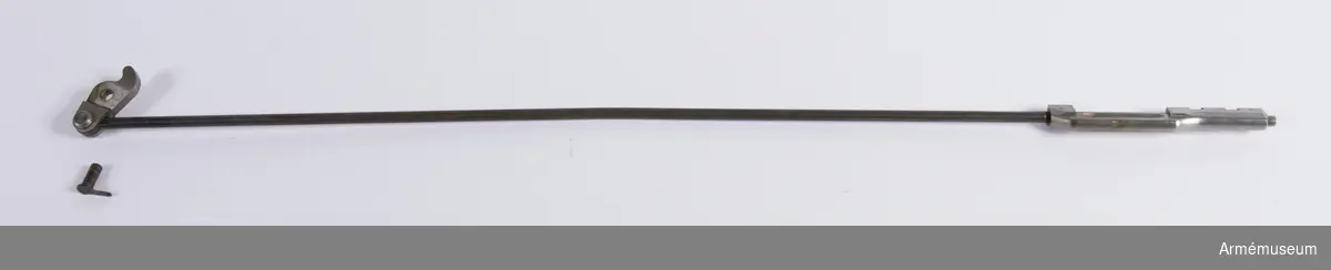 Försöksmodell med plats för 6 patroner i magasinet.

Enligt kinesiska gästers tolkning står på pipan "Arméns vapen- tillverknings verkstad i Hanyang"./1984-12-17 EW.

På baksidan av bilagan står antecknat med blyerts: "Uppfinnare: Liu Tsching En, generalmajor i Kinesiska armén,  Hanyang arsenal. Gevärsfaktori för tillverkning av 100 gevär om dagen med alla  tillhörande maskiner etc. tillverkades 1914-17 av Pratt &  Whitney Machine Co, Hartford, Conn. Ingeniör A.E. Larsson, Edeskvarna, Lyckåsgård. Geväret hopsatt av provdelar direkt från maskinerna." 

I kolven rengöringsverktyg.

Geväret isärplockat och ihopsatt 2018-01-12 på Armémuseum i studiesyfte.