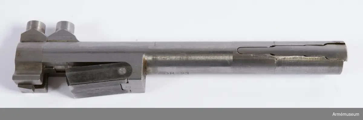 Försöksmodell med plats för 6 patroner i magasinet.

Enligt kinesiska gästers tolkning står på pipan "Arméns vapen- tillverknings verkstad i Hanyang"./1984-12-17 EW.

På baksidan av bilagan står antecknat med blyerts: "Uppfinnare: Liu Tsching En, generalmajor i Kinesiska armén,  Hanyang arsenal. Gevärsfaktori för tillverkning av 100 gevär om dagen med alla  tillhörande maskiner etc. tillverkades 1914-17 av Pratt &  Whitney Machine Co, Hartford, Conn. Ingeniör A.E. Larsson, Edeskvarna, Lyckåsgård. Geväret hopsatt av provdelar direkt från maskinerna." 

I kolven rengöringsverktyg.

Geväret isärplockat och ihopsatt 2018-01-12 på Armémuseum i studiesyfte.