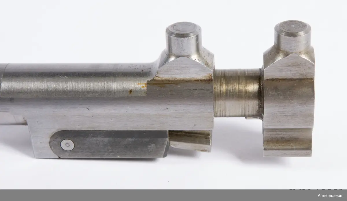 Försöksmodell med plats för 6 patroner i magasinet.

Enligt kinesiska gästers tolkning står på pipan "Arméns vapen- tillverknings verkstad i Hanyang"./1984-12-17 EW.

På baksidan av bilagan står antecknat med blyerts: "Uppfinnare: Liu Tsching En, generalmajor i Kinesiska armén,  Hanyang arsenal. Gevärsfaktori för tillverkning av 100 gevär om dagen med alla  tillhörande maskiner etc. tillverkades 1914-17 av Pratt &  Whitney Machine Co, Hartford, Conn. Ingeniör A.E. Larsson, Edeskvarna, Lyckåsgård. Geväret hopsatt av provdelar direkt från maskinerna." 

I kolven rengöringsverktyg.

Geväret isärplockat och ihopsatt 2018-01-12 på Armémuseum i studiesyfte.