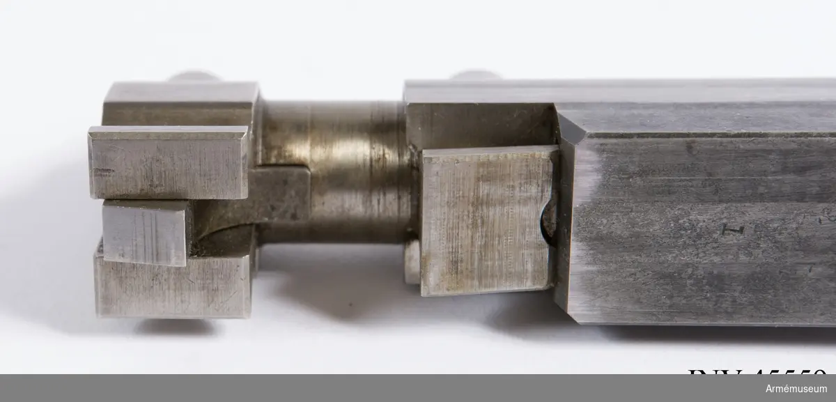 Försöksmodell med plats för 6 patroner i magasinet.

Enligt kinesiska gästers tolkning står på pipan "Arméns vapen- tillverknings verkstad i Hanyang"./1984-12-17 EW.

På baksidan av bilagan står antecknat med blyerts: "Uppfinnare: Liu Tsching En, generalmajor i Kinesiska armén,  Hanyang arsenal. Gevärsfaktori för tillverkning av 100 gevär om dagen med alla  tillhörande maskiner etc. tillverkades 1914-17 av Pratt &  Whitney Machine Co, Hartford, Conn. Ingeniör A.E. Larsson, Edeskvarna, Lyckåsgård. Geväret hopsatt av provdelar direkt från maskinerna." 

I kolven rengöringsverktyg.

Geväret isärplockat och ihopsatt 2018-01-12 på Armémuseum i studiesyfte.