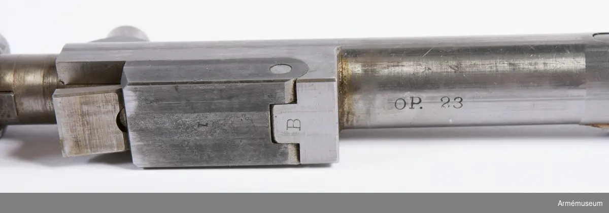 Försöksmodell med plats för 6 patroner i magasinet.

Enligt kinesiska gästers tolkning står på pipan "Arméns vapen- tillverknings verkstad i Hanyang"./1984-12-17 EW.

På baksidan av bilagan står antecknat med blyerts: "Uppfinnare: Liu Tsching En, generalmajor i Kinesiska armén,  Hanyang arsenal. Gevärsfaktori för tillverkning av 100 gevär om dagen med alla  tillhörande maskiner etc. tillverkades 1914-17 av Pratt &  Whitney Machine Co, Hartford, Conn. Ingeniör A.E. Larsson, Edeskvarna, Lyckåsgård. Geväret hopsatt av provdelar direkt från maskinerna." 

I kolven rengöringsverktyg.

Geväret isärplockat och ihopsatt 2018-01-12 på Armémuseum i studiesyfte.