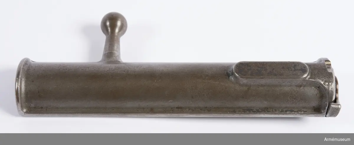 Försöksmodell med plats för 6 patroner i magasinet.

Enligt kinesiska gästers tolkning står på pipan "Arméns vapen- tillverknings verkstad i Hanyang"./1984-12-17 EW.

På baksidan av bilagan står antecknat med blyerts: "Uppfinnare: Liu Tsching En, generalmajor i Kinesiska armén,  Hanyang arsenal. Gevärsfaktori för tillverkning av 100 gevär om dagen med alla  tillhörande maskiner etc. tillverkades 1914-17 av Pratt &  Whitney Machine Co, Hartford, Conn. Ingeniör A.E. Larsson, Edeskvarna, Lyckåsgård. Geväret hopsatt av provdelar direkt från maskinerna." 

I kolven rengöringsverktyg.

Geväret isärplockat och ihopsatt 2018-01-12 på Armémuseum i studiesyfte.