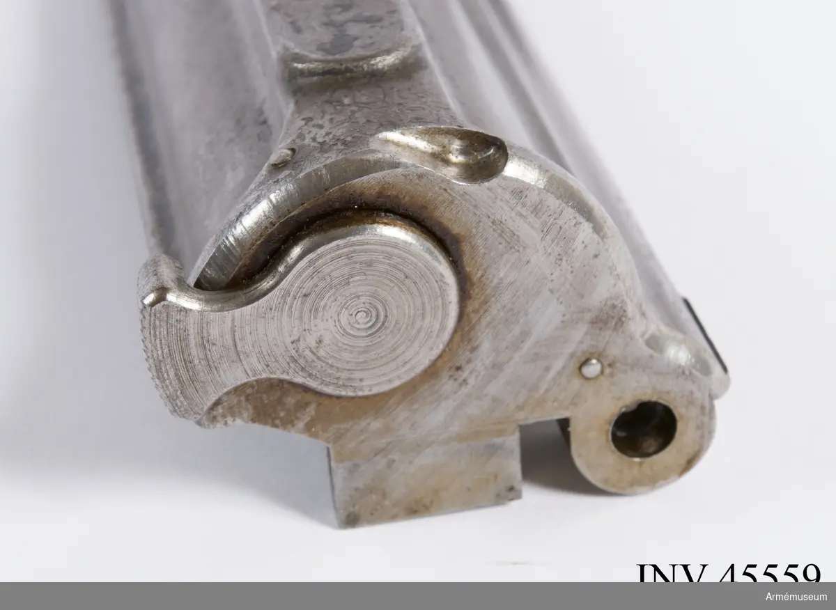 Försöksmodell med plats för 6 patroner i magasinet.

Enligt kinesiska gästers tolkning står på pipan "Arméns vapen- tillverknings verkstad i Hanyang"./1984-12-17 EW.

På baksidan av bilagan står antecknat med blyerts: "Uppfinnare: Liu Tsching En, generalmajor i Kinesiska armén,  Hanyang arsenal. Gevärsfaktori för tillverkning av 100 gevär om dagen med alla  tillhörande maskiner etc. tillverkades 1914-17 av Pratt &  Whitney Machine Co, Hartford, Conn. Ingeniör A.E. Larsson, Edeskvarna, Lyckåsgård. Geväret hopsatt av provdelar direkt från maskinerna." 

I kolven rengöringsverktyg.

Geväret isärplockat och ihopsatt 2018-01-12 på Armémuseum i studiesyfte.