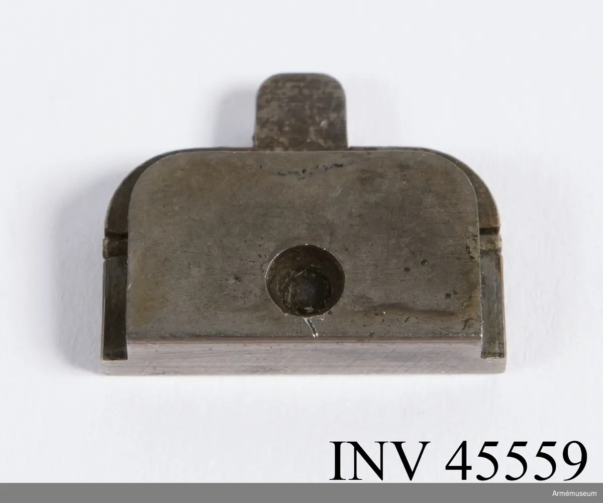 Försöksmodell med plats för 6 patroner i magasinet.

Enligt kinesiska gästers tolkning står på pipan "Arméns vapen- tillverknings verkstad i Hanyang"./1984-12-17 EW.

På baksidan av bilagan står antecknat med blyerts: "Uppfinnare: Liu Tsching En, generalmajor i Kinesiska armén,  Hanyang arsenal. Gevärsfaktori för tillverkning av 100 gevär om dagen med alla  tillhörande maskiner etc. tillverkades 1914-17 av Pratt &  Whitney Machine Co, Hartford, Conn. Ingeniör A.E. Larsson, Edeskvarna, Lyckåsgård. Geväret hopsatt av provdelar direkt från maskinerna." 

I kolven rengöringsverktyg.

Geväret isärplockat och ihopsatt 2018-01-12 på Armémuseum i studiesyfte.