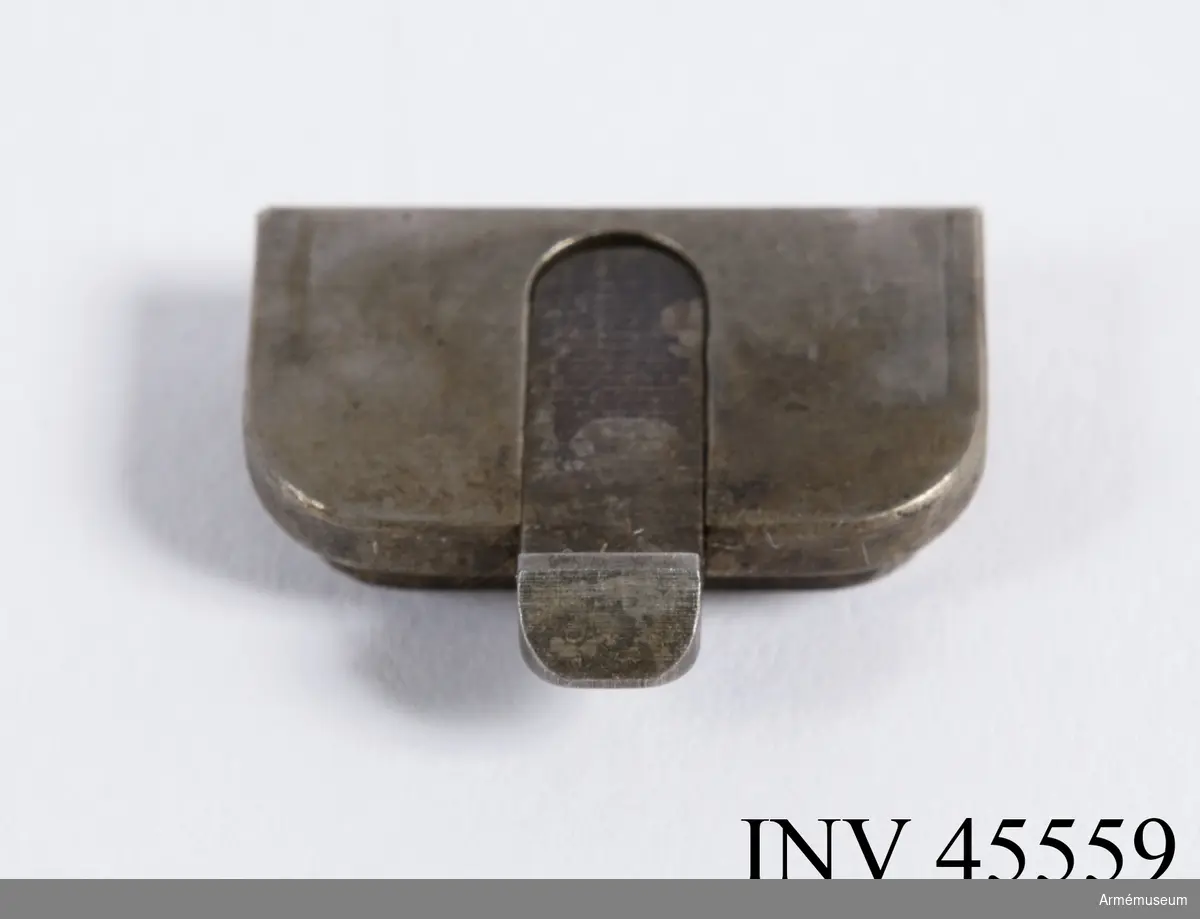 Försöksmodell med plats för 6 patroner i magasinet.

Enligt kinesiska gästers tolkning står på pipan "Arméns vapen- tillverknings verkstad i Hanyang"./1984-12-17 EW.

På baksidan av bilagan står antecknat med blyerts: "Uppfinnare: Liu Tsching En, generalmajor i Kinesiska armén,  Hanyang arsenal. Gevärsfaktori för tillverkning av 100 gevär om dagen med alla  tillhörande maskiner etc. tillverkades 1914-17 av Pratt &  Whitney Machine Co, Hartford, Conn. Ingeniör A.E. Larsson, Edeskvarna, Lyckåsgård. Geväret hopsatt av provdelar direkt från maskinerna." 

I kolven rengöringsverktyg.

Geväret isärplockat och ihopsatt 2018-01-12 på Armémuseum i studiesyfte.