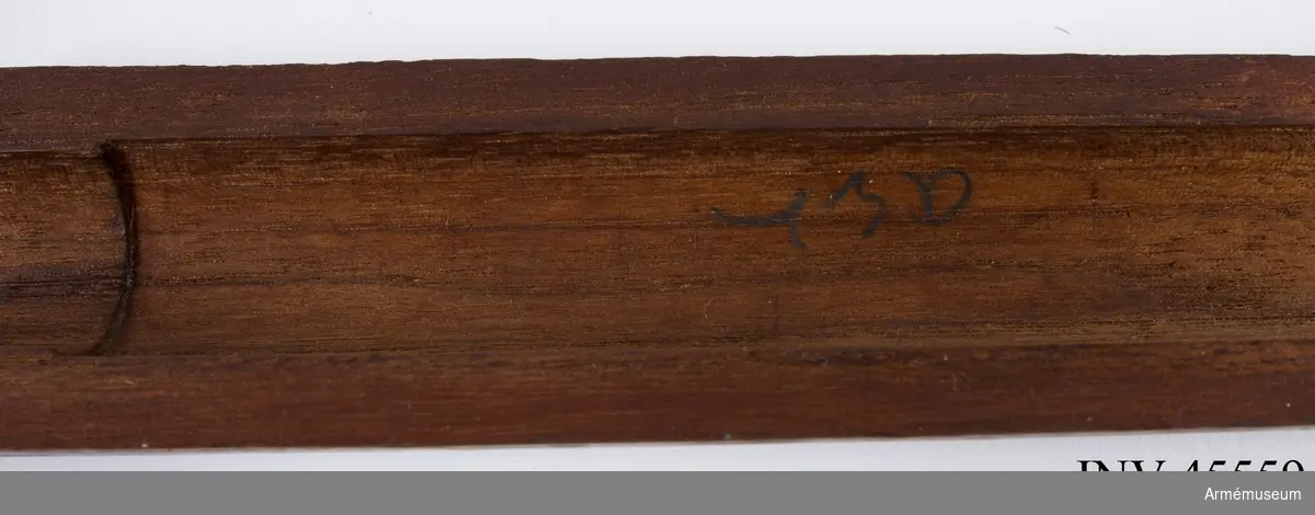 Försöksmodell med plats för 6 patroner i magasinet.

Enligt kinesiska gästers tolkning står på pipan "Arméns vapen- tillverknings verkstad i Hanyang"./1984-12-17 EW.

På baksidan av bilagan står antecknat med blyerts: "Uppfinnare: Liu Tsching En, generalmajor i Kinesiska armén,  Hanyang arsenal. Gevärsfaktori för tillverkning av 100 gevär om dagen med alla  tillhörande maskiner etc. tillverkades 1914-17 av Pratt &  Whitney Machine Co, Hartford, Conn. Ingeniör A.E. Larsson, Edeskvarna, Lyckåsgård. Geväret hopsatt av provdelar direkt från maskinerna." 

I kolven rengöringsverktyg.

Geväret isärplockat och ihopsatt 2018-01-12 på Armémuseum i studiesyfte.