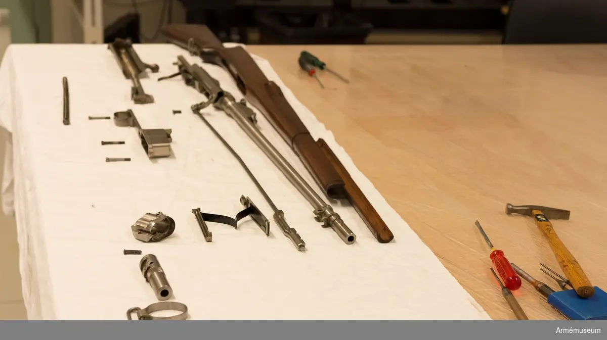 Försöksmodell med plats för 6 patroner i magasinet.

Enligt kinesiska gästers tolkning står på pipan "Arméns vapen- tillverknings verkstad i Hanyang"./1984-12-17 EW.

På baksidan av bilagan står antecknat med blyerts: "Uppfinnare: Liu Tsching En, generalmajor i Kinesiska armén,  Hanyang arsenal. Gevärsfaktori för tillverkning av 100 gevär om dagen med alla  tillhörande maskiner etc. tillverkades 1914-17 av Pratt &  Whitney Machine Co, Hartford, Conn. Ingeniör A.E. Larsson, Edeskvarna, Lyckåsgård. Geväret hopsatt av provdelar direkt från maskinerna." 

I kolven rengöringsverktyg.

Geväret isärplockat och ihopsatt 2018-01-12 på Armémuseum i studiesyfte.