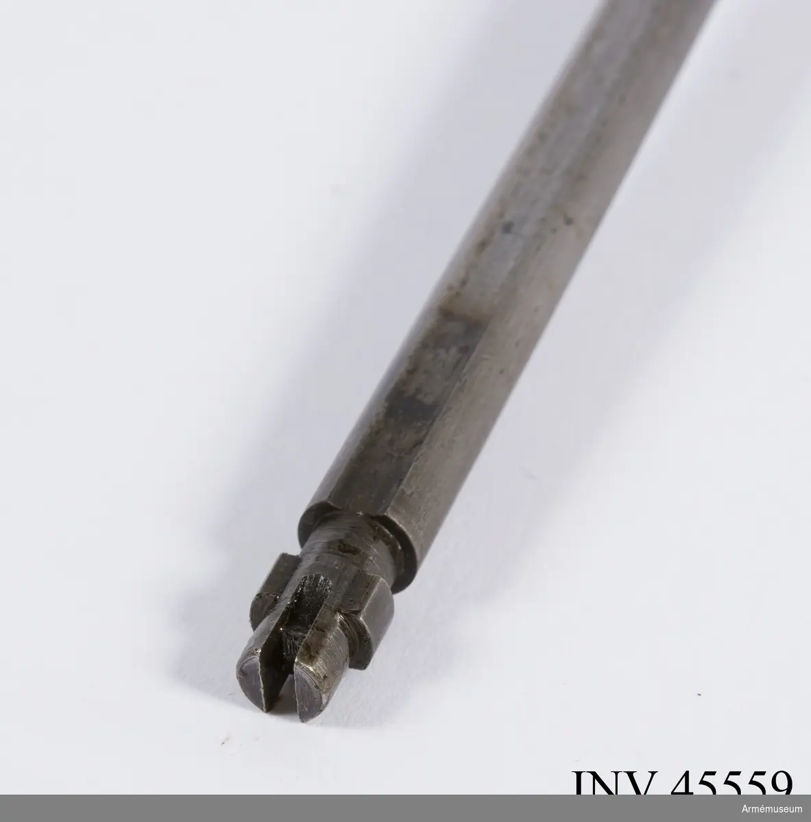 Försöksmodell med plats för 6 patroner i magasinet.

Enligt kinesiska gästers tolkning står på pipan "Arméns vapen- tillverknings verkstad i Hanyang"./1984-12-17 EW.

På baksidan av bilagan står antecknat med blyerts: "Uppfinnare: Liu Tsching En, generalmajor i Kinesiska armén,  Hanyang arsenal. Gevärsfaktori för tillverkning av 100 gevär om dagen med alla  tillhörande maskiner etc. tillverkades 1914-17 av Pratt &  Whitney Machine Co, Hartford, Conn. Ingeniör A.E. Larsson, Edeskvarna, Lyckåsgård. Geväret hopsatt av provdelar direkt från maskinerna." 

I kolven rengöringsverktyg.

Geväret isärplockat och ihopsatt 2018-01-12 på Armémuseum i studiesyfte.