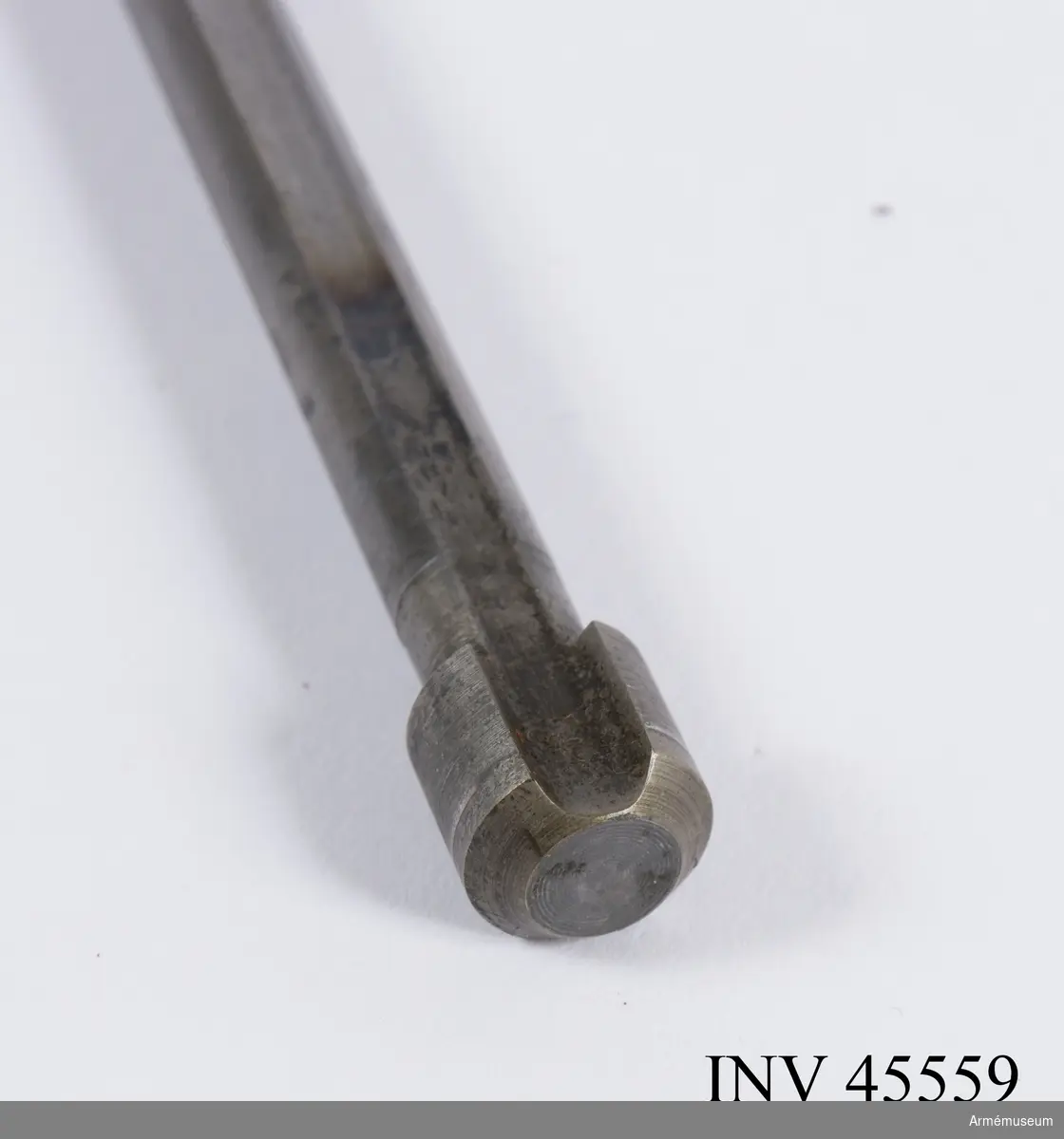 Försöksmodell med plats för 6 patroner i magasinet.

Enligt kinesiska gästers tolkning står på pipan "Arméns vapen- tillverknings verkstad i Hanyang"./1984-12-17 EW.

På baksidan av bilagan står antecknat med blyerts: "Uppfinnare: Liu Tsching En, generalmajor i Kinesiska armén,  Hanyang arsenal. Gevärsfaktori för tillverkning av 100 gevär om dagen med alla  tillhörande maskiner etc. tillverkades 1914-17 av Pratt &  Whitney Machine Co, Hartford, Conn. Ingeniör A.E. Larsson, Edeskvarna, Lyckåsgård. Geväret hopsatt av provdelar direkt från maskinerna." 

I kolven rengöringsverktyg.

Geväret isärplockat och ihopsatt 2018-01-12 på Armémuseum i studiesyfte.