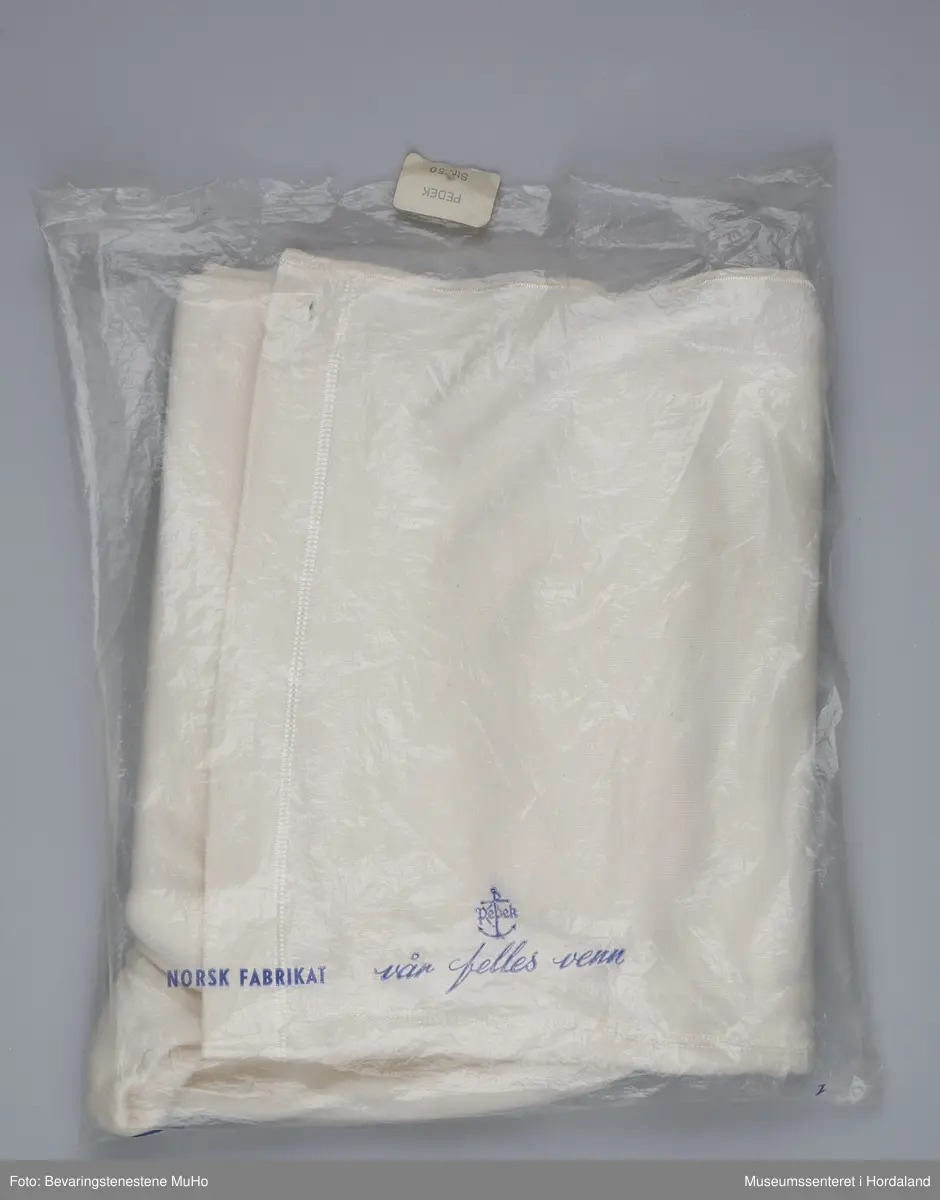 Lang Pedek bomullsunderbukse med snøringar i sidene og knappar. Lerretsstoff i linninga i livet, str. 50. I plastemballasje.