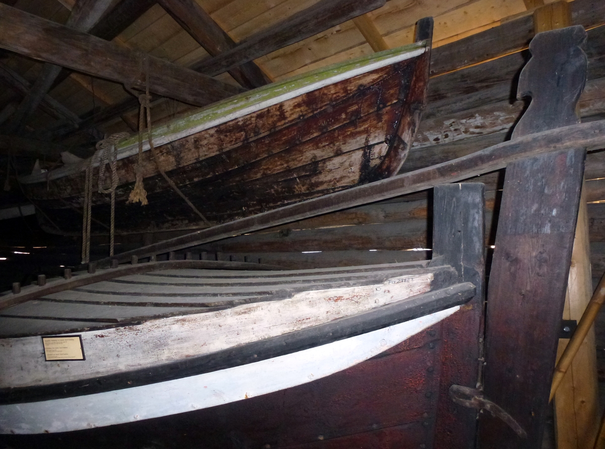 Lofoftbåt av Åfjordtypen, m/mast, rigg, 2 par årer og dregg m/håndlaget tau. Veng i bakskottet. Babord side har påsatt skvettbord fra vengen og litt foran midtskips. Tverr rong i forstavnen. 2 sett tolleganger, - foran vengen og mellom de fremste toflene.