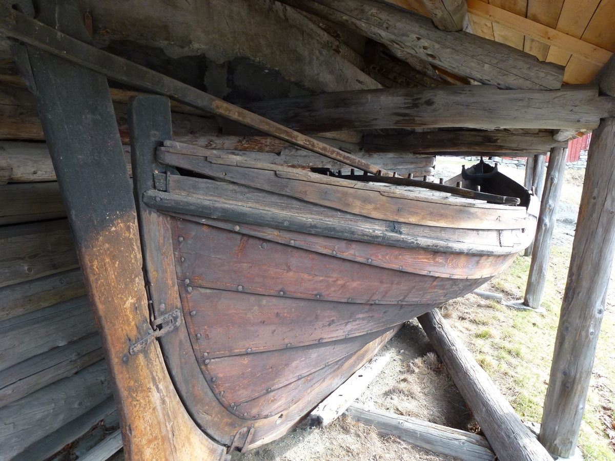 "Lestabåt" av Åfjordstype, med mast. Tauverk rundt masta. Veng i bakskottet. Tannet feste for rorkulten på vengen. 4 tolleganger. Tverr rong i forstevnen. Gjennom loten er et hull.