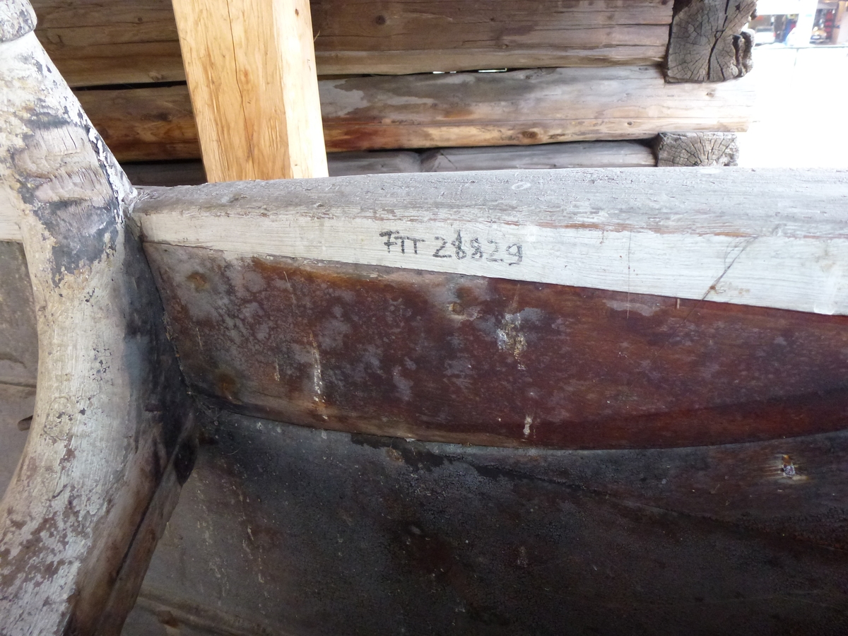 Har opprinnelig hatt vanlige stevner, reip m/skvettbord og vanlig råseilrigging, men er senere omgjort til sneiseiler. For- og bakstevn er nedkappet, og reipa er omgjort. Tverr rong i forstevn. 3 sett tolleganger. Mast m/rorkult følger med.