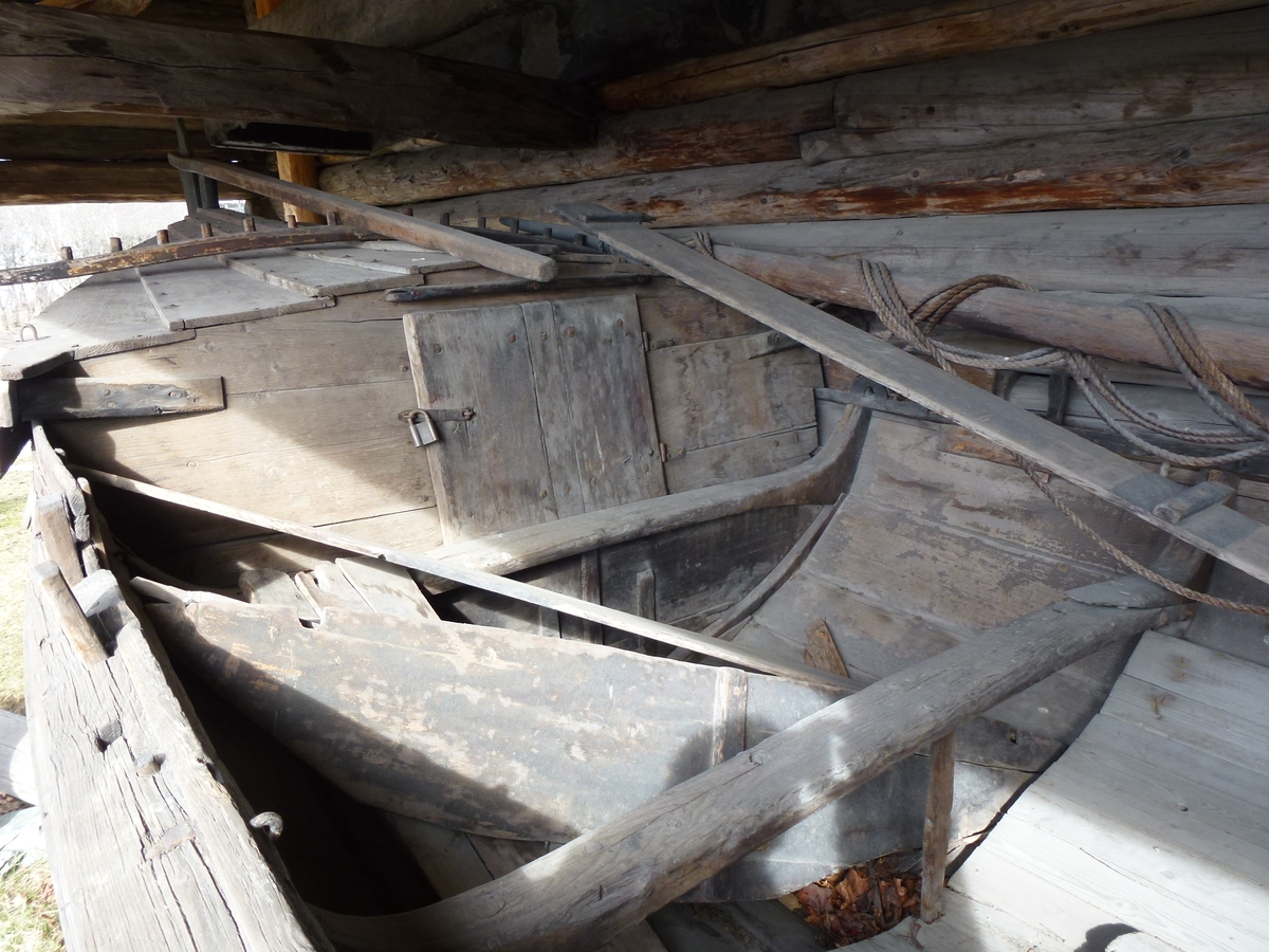 "Lestabåt" av Åfjordstype, med mast. Tauverk rundt masta. Veng i bakskottet. Tannet feste for rorkulten på vengen. 4 tolleganger. Tverr rong i forstevnen. Gjennom loten er et hull.