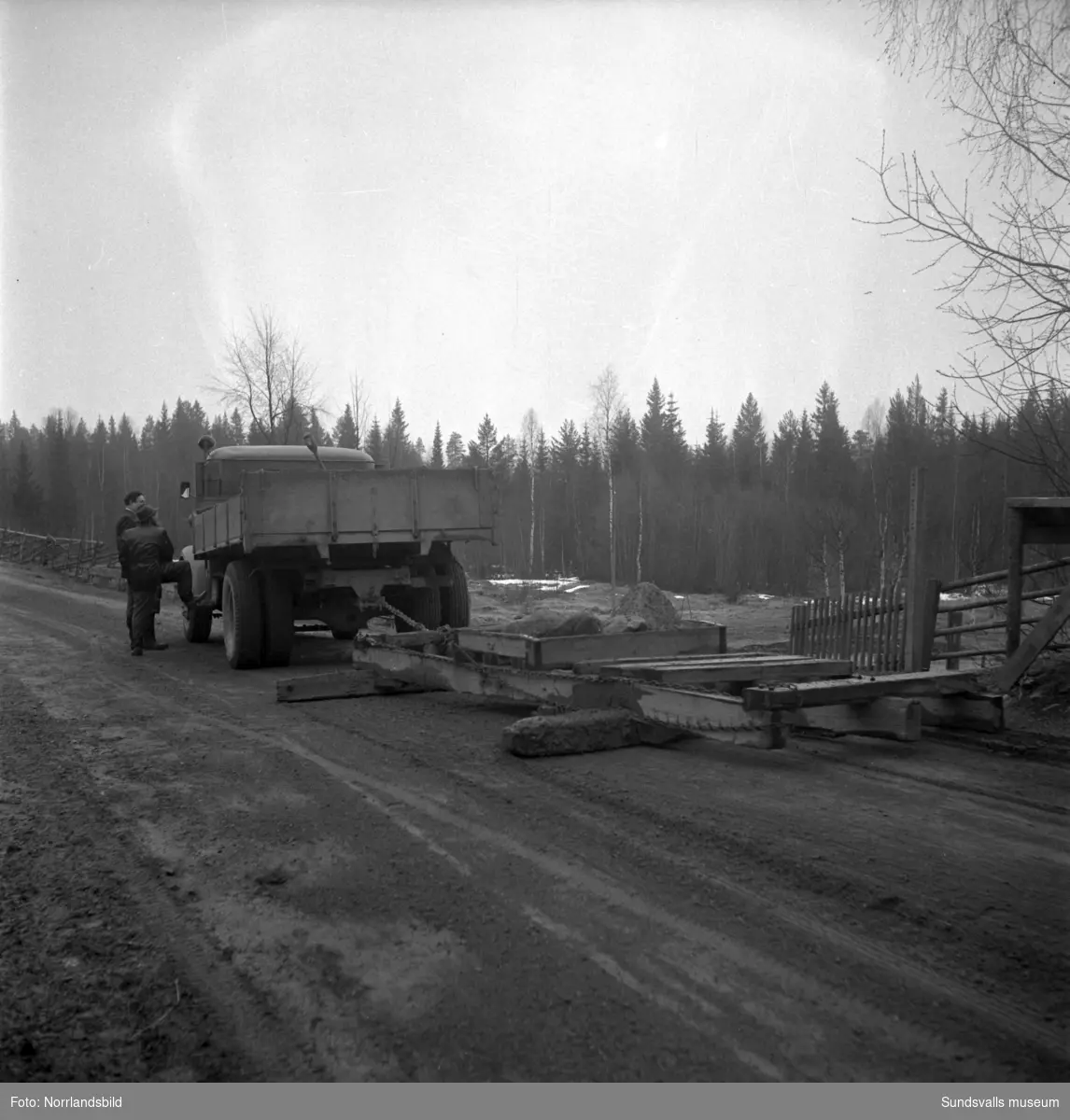 Besvärligt och lerigt väglag våren 1950 för bilförare och cyklister på vägen mellan Torpshammar och Hassela.