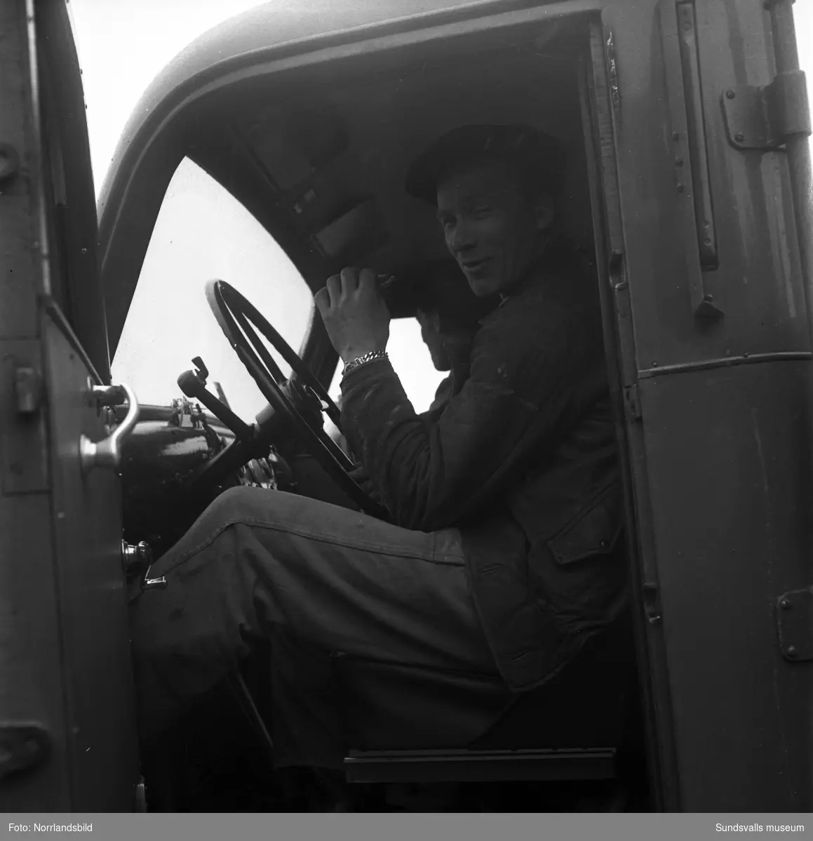 Besvärligt och lerigt väglag våren 1950 för bilförare och cyklister på vägen mellan Torpshammar och Hassela.