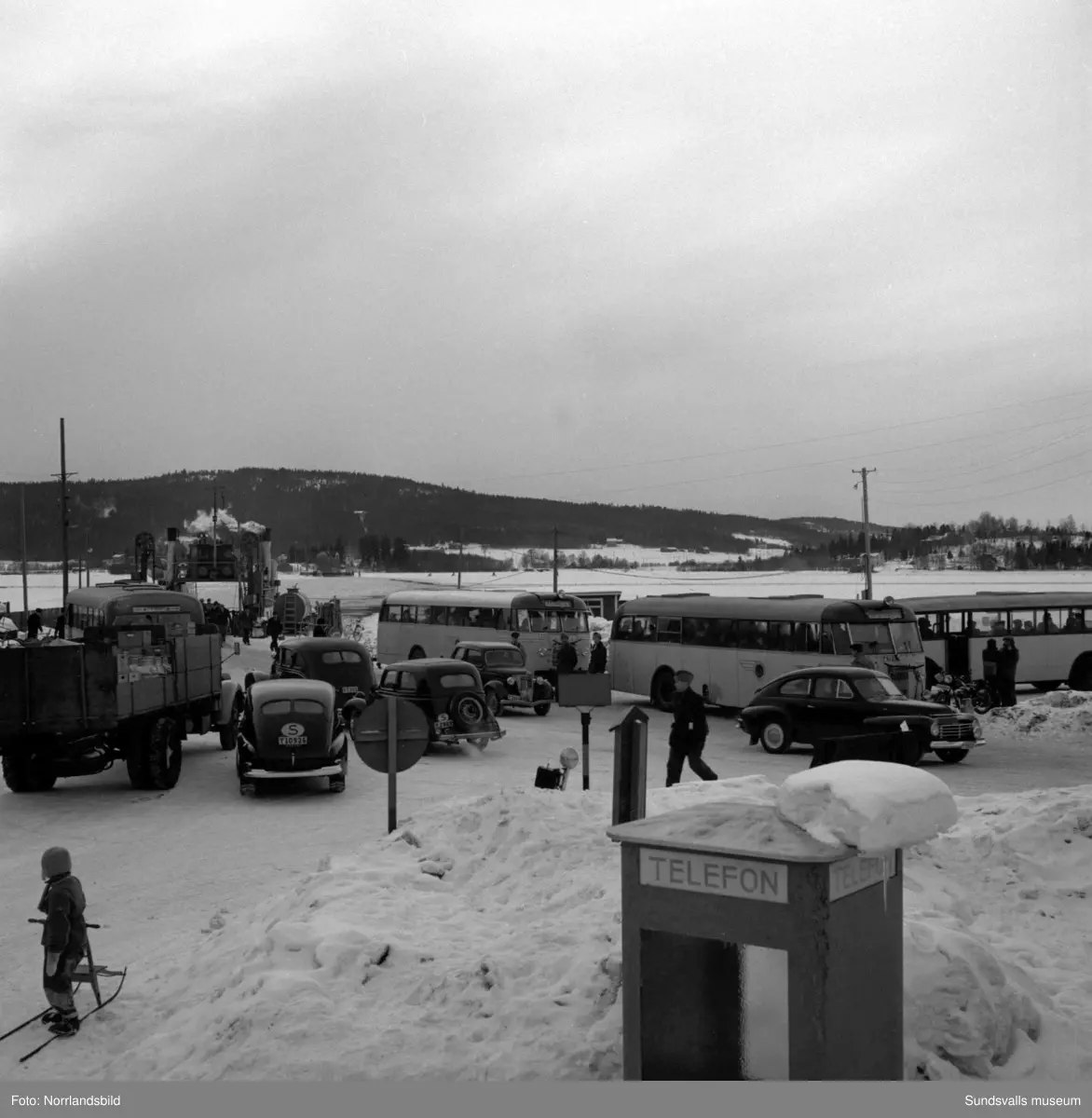 Reportagebilder om det planerade brobygget till Alnö. Tjänstemän presenterar skisser med mera, bilder från färjan och färjeläget samt från Alnö kalkfabrik.