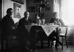 Från vänster Roland, Ruben, Alf och Ingemar Liljefors vid kaffebordet i samband med föräldrarnas, Christiane och Ruben Liljefors, bröllopsdag 30 maj, sannolikt Gävle 1919