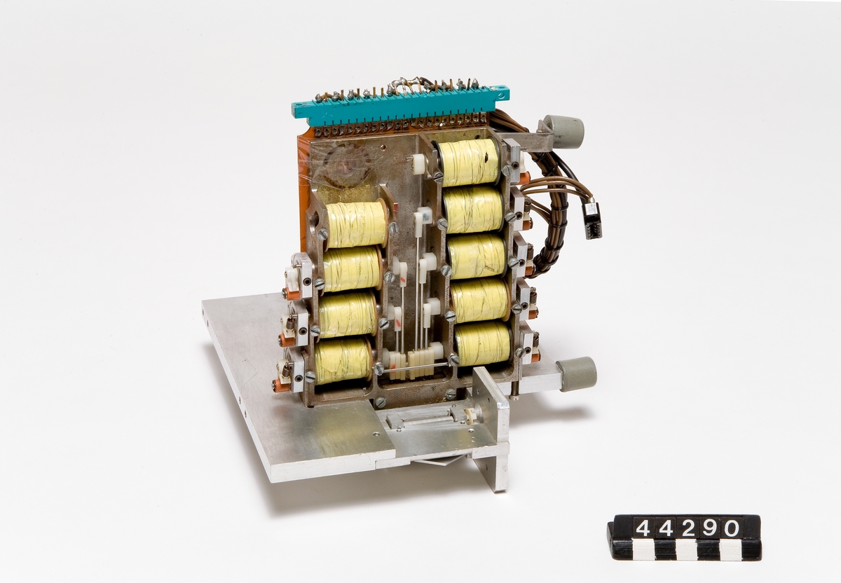 Delar från utvecklingsarbetet till remsstansenheten Facit 4071.  Tidig prototyp uppbyggd på stomme av aluminium. Solenoiderna sitter på en platta med av stål. Under denna sitter ett experimentkretskort. Till detta är en kontakt ansluten som via kablage står i förbindelse med en anslutningskontakt för chassiemontage. Stegmotorn saknas men kapstanrullen finns. En rotor, en vridplatta, en stansnål och två hvarmar saknas. Prototypen skiljer sig främst från produktionsmodellen genom att solenoiderna är större och att hävstängerna står i axiell förbindelse med stansnålarna.  Diverse prototyper till stegmotorer och solenoider.