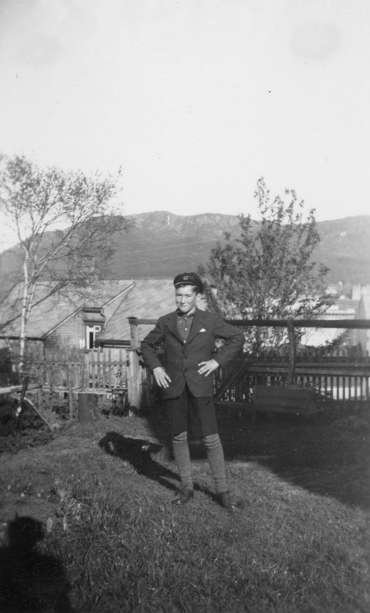 Gutt fotografert ute i en hage.
