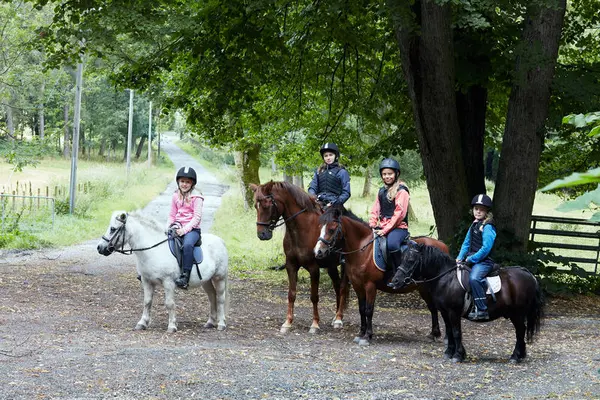 Fire barn sitter på hver sin hest. 