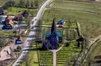 Flygfoto över Lommaryds kyrka i Aneby kommun.