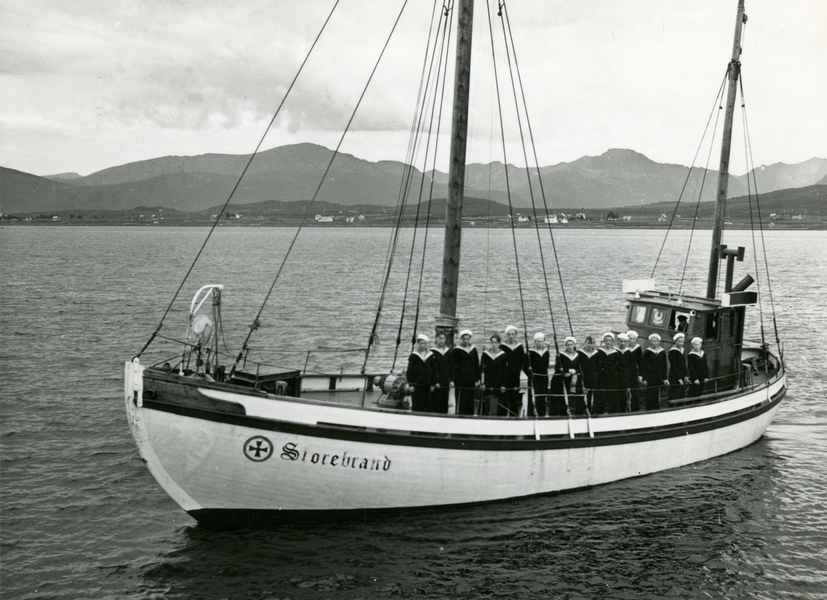 Redningsskøyta Storebrand RS 42, på vei til Sortland med elever fra sjøgutteskolen i Blokken, 1950-tallet. Samme bilde som MNSF0142-009.