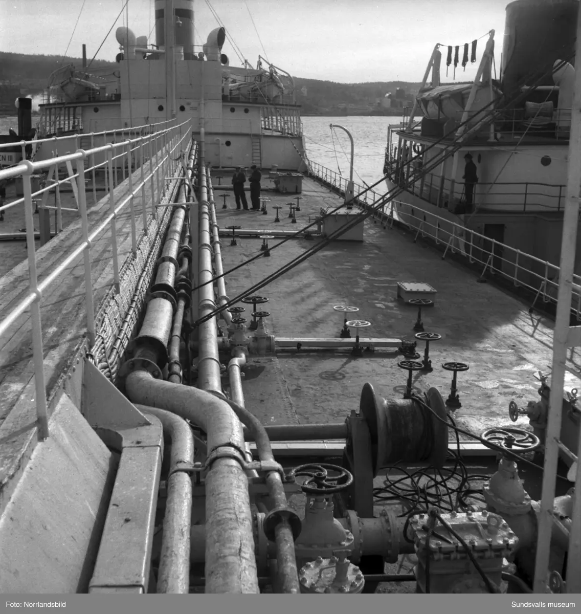 Tankfartyget Trondheim i Svartvik. Bilder från verksamheten ombord samt exteriörbilder.