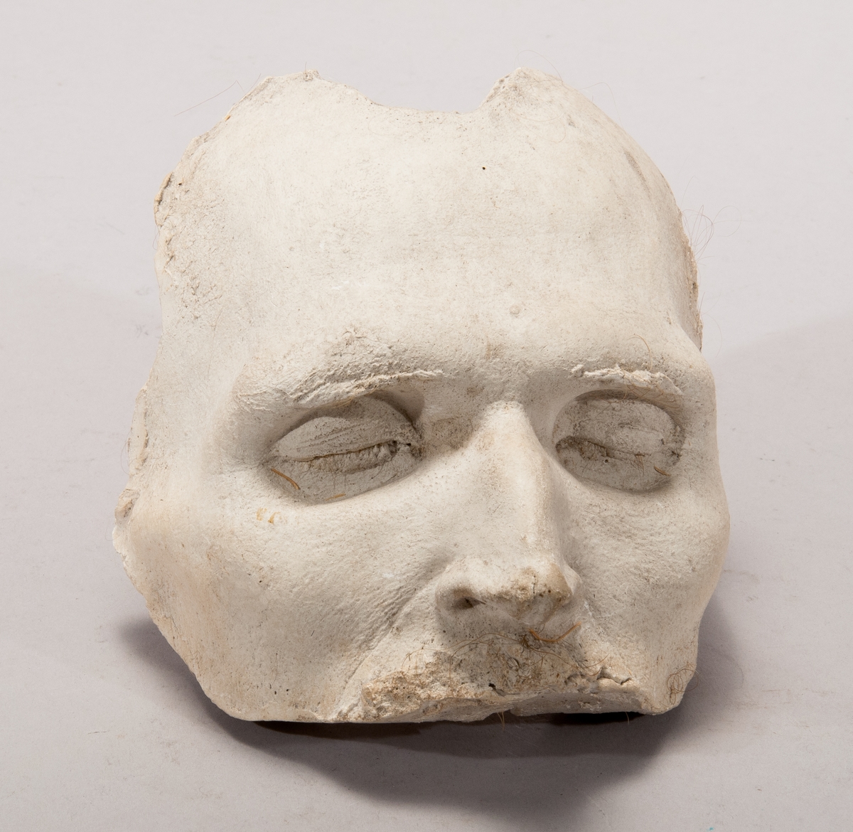 Dödsmask, av Helge Palmcrantz, i gips.