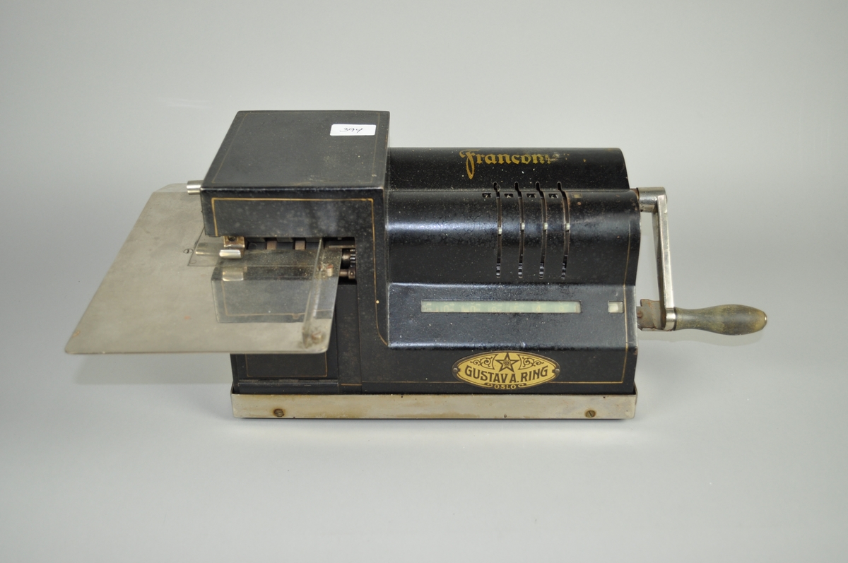 Maskin til bruk ved frankering av post. Maskin for bruk av frankeringskort med fast rammebeløp.