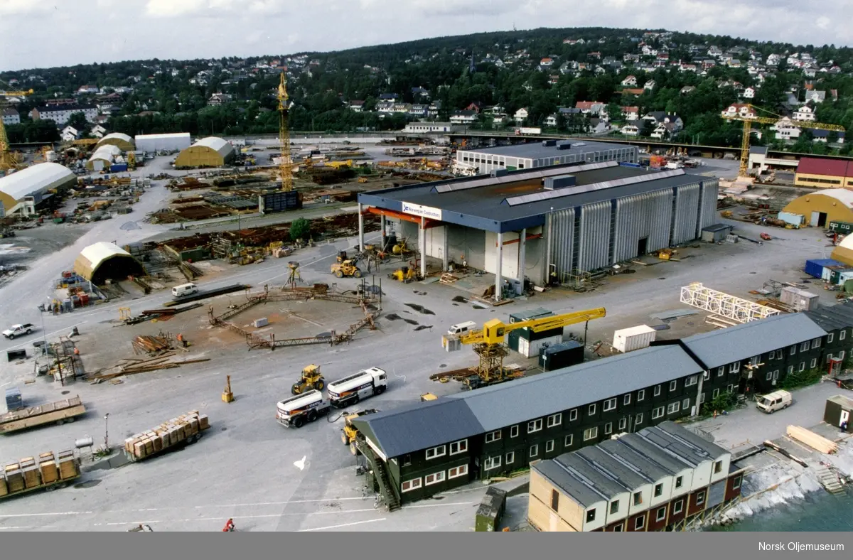 Draugen er under bygging i Jåttåvågen ved Stavanger.  Anleggsområde med brakker, kontorbygg og verksted hører med.