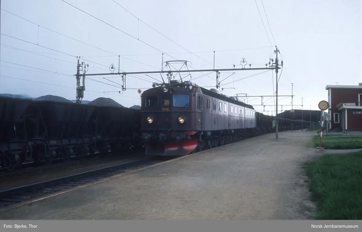 Elektrisk lokomotiv Dm3 1246, 1247 og 1248 med malmtog 8037 på Bjørnfjell stasjon