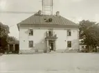 Linköpings telegraf- och telefonstation omkring år 1900. Stationen var belägen på yttre Borggården invid Storgatan. Mannen på trappan är möjligtvis telegrafkommissarien Otto Emerik Wenström.