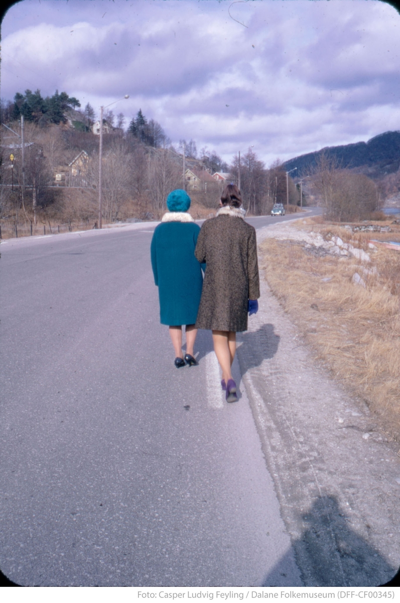 To damer spaserer langs Krossmoveien i Egersund