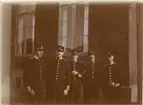 Grupporträtt av soldater vid Göta livgarde I 2 i uniform m/1886.