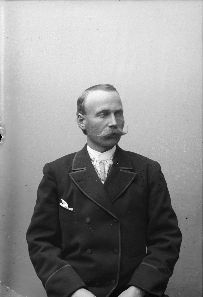 Portrett av Kr. J. Holen. Han var landhandler født 1867 i Nord-Fron
