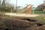 Grävplats vid lekplats.