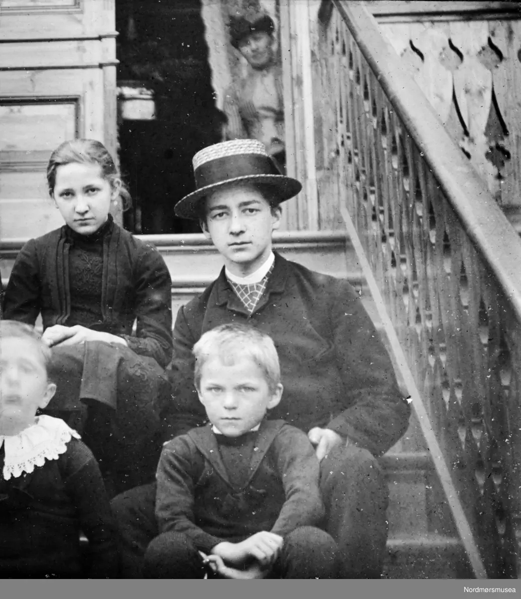 barn, unge, stråhatt, trapp. ca 1910. Samlingen har tillhørt Gert Faye-Gunnerud hvis mor var fra Walther-slekten i Kristiansund. Giver av samlingen er Tore Kristiansen. Fra Nordmøre museums fotosamlinger.