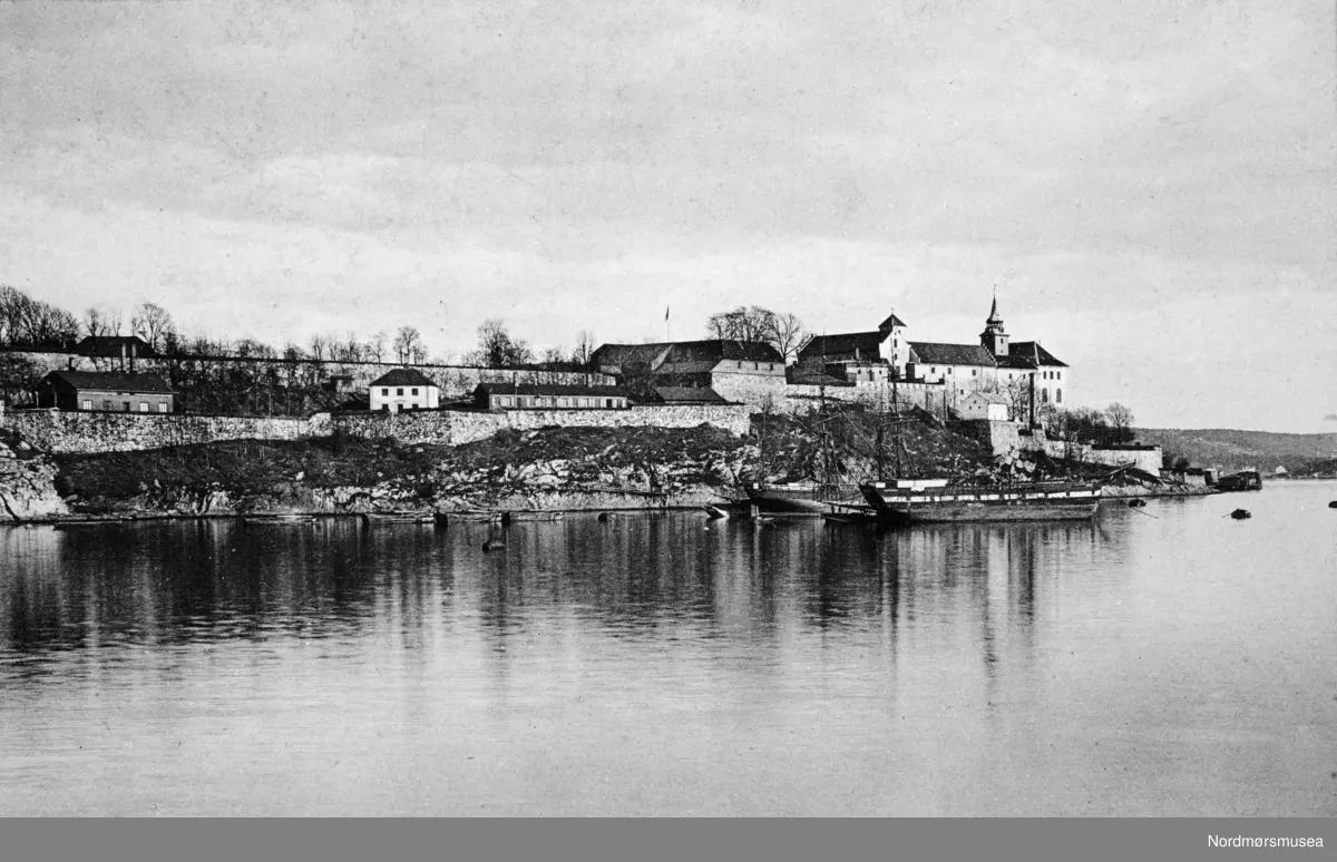 Seilskip ligger på Akershussteranda, Akershus slott, Oslo ca 1880. postkort. Samlingen har tillhørt Gert Faye-Gunnerud hvis mor var fra Walther-slekten i Kristiansund. Giver av samlingen er Tore Kristiansen. Fra Nordmøre museums fotosamlinger.
