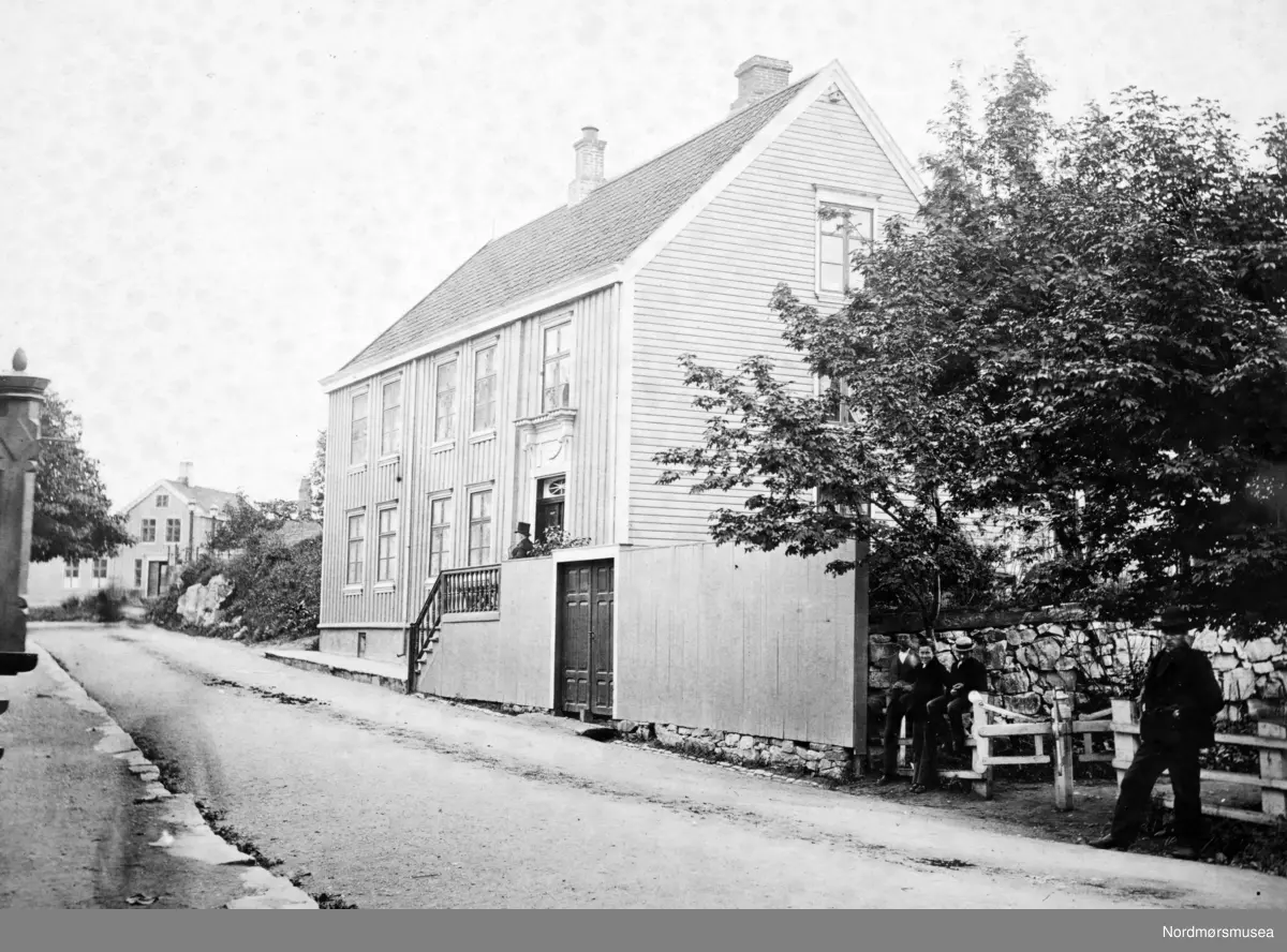 bolighus, bygate, folk, hatter, neppe Kristiansund. Samlingen har tillhørt Gert Faye-Gunnerud hvis mor var fra Walther-slekten i Kristiansund. Giver av samlingen er Tore Kristiansen. Fra Nordmøre museums fotosamlinger.
