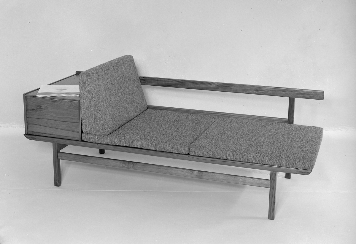 Sofabenk med bord/ oppbevaringsboks. Kombinasjons-sofa med flyttbare deler.